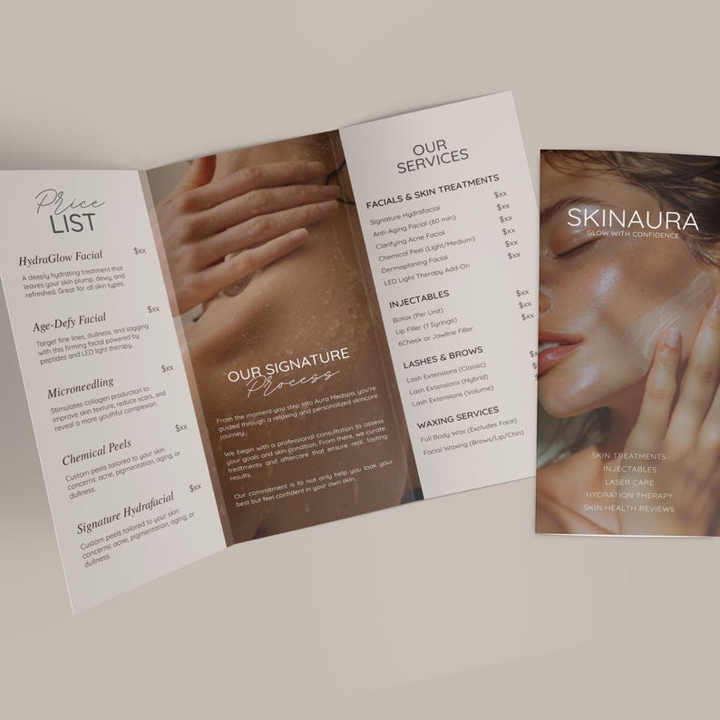 Op de afbeelding: Een brochure van een huidkliniek, open om informatie over diensten en prijzen weer te geven. De brochure bevat details over gezichtsbehandelingen, injectables en andere behandelingen. De naam van de kliniek, "SKINAURA", is ook zichtbaar. Het ontwerp maakt gebruik van een neutraal kleurenpalet.