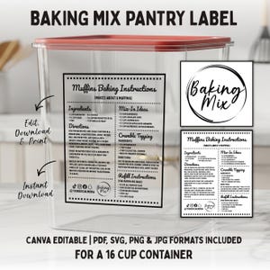 Könnte beinhalten: Ein klarer Kunststoffbehälter mit rotem Deckel, beschriftet für die Aufbewahrung von Backmischungen. Das Etikett enthält Anweisungen zur Herstellung von Muffins mit Zutaten und Mix-in-Ideen. Der Text "Baking Mix" befindet sich in einem kreisförmigen Logo.
