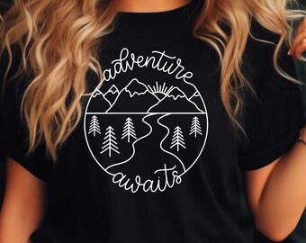 L'aventure vous attend, croquis circulaire T-shirt Woodland Pathway | T-shirt graphique montagne | T-shirt de randonnée | Cadeau pour les amoureux de la nature