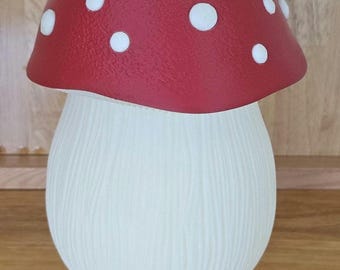Rote Fliegenpilzvase: Feenhaftes Gartendekor