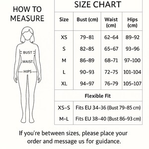 Może przedstawiać: Tabela rozmiar&oacute;w z wymiarami biustu, talii i bioder w centymetrach. Tabela zawiera rozmiary od XS do XL z odpowiednimi wymiarami. Diagram ilustruje, jak mierzyć biust, talię i biodra. Tekst wskazuje na elastyczne dopasowanie i rozmiary UE.