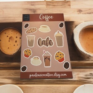 Leuk koffie stickervel! Ideaal voor koffieliefhebbers om bekers, dagboeken, plakboeken enz. te versieren.