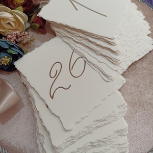 Chiffres de table de mariage texturés en soie, cartes élégantes au bord Deckle