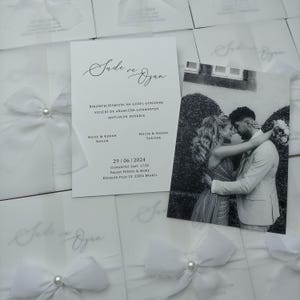 Personalisierte Foto-Hochzeitseinladung mit Pergaminpapier und Perlenschleife
