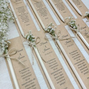 Może przedstawiać: Biały ceramiczny kubek z czarnym uchwytem i napisem "But First, Coffee" pogrubioną czcionką. Kubek jest umieszczony na rozmytym tle, sugerującym przytulne otoczenie.