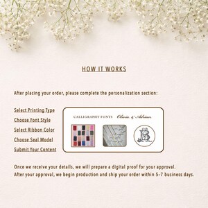 Może przedstawiać: Biały ceramiczny kubek z czarnym uchwytem i napisem "But First, Coffee" pogrubioną czcionką. Kubek stoi na drewnianej powierzchni. Kubek ma około 10 cm wysokości.