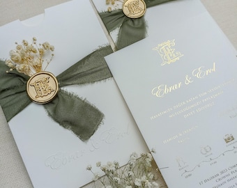 Zaproszenie ślubne ze złotą folią, z zieloną wstążką szyfonową i pieczęcią lakową