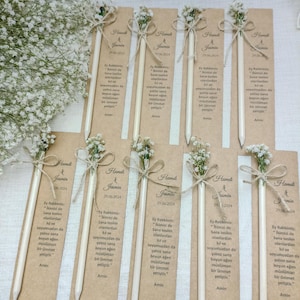 Może przedstawiać: Rustykalny drewniany szyld z napisem "Welcome to our home" w stylu ręcznym. Szyld ma postarzaną powierzchnię i prosty, zachęcający design, idealny na ganek lub do wejścia.