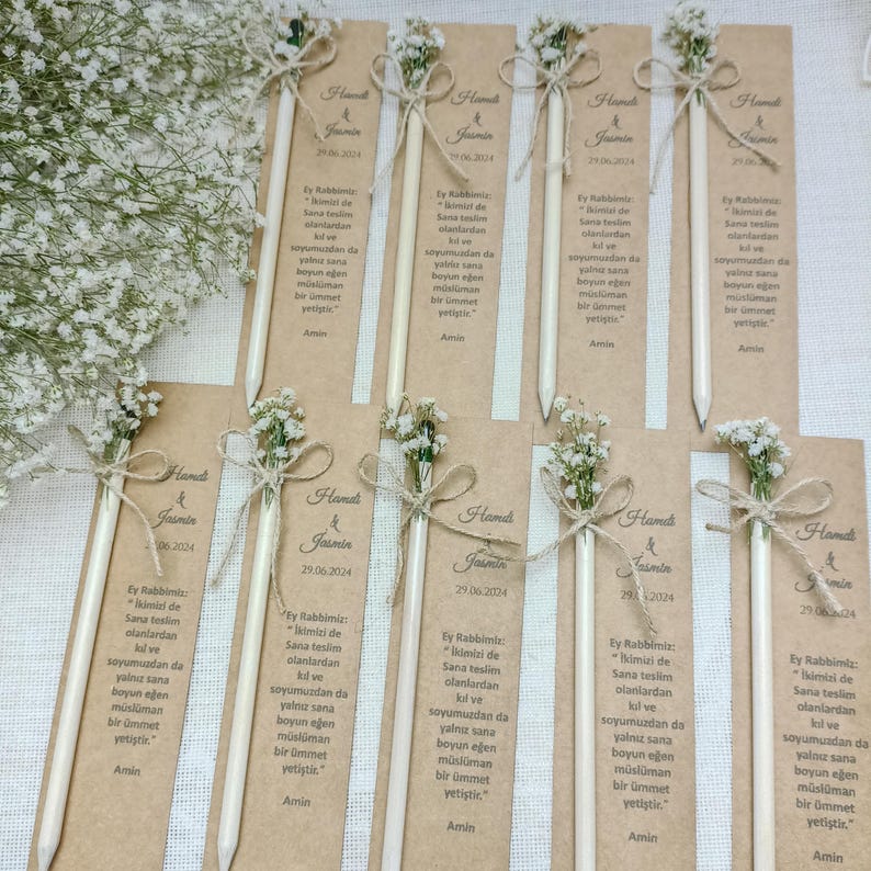 Może przedstawiać: Rustykalny drewniany szyld z napisem "Welcome to our home" w stylu ręcznym. Szyld ma postarzaną powierzchnię i prosty, zachęcający design, idealny na ganek lub do wejścia.