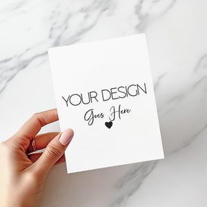 Mockup di biglietto minimalista: mano che tiene un biglietto semplice (PSD e Canva)