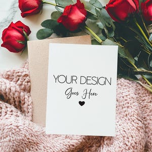 Modello di biglietto di San Valentino: romantica coperta rosa, rose rosse (PSD e Canva)
