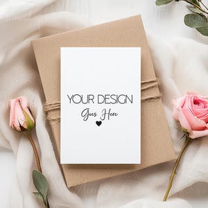 Mockup di biglietto romantico: biglietto bianco, rose rosa (PSD e Canva)