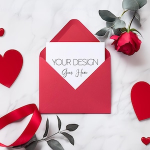Mockup di biglietto semplice rosa / Mockup di biglietto bianco / Biglietto in busta / Mockup di biglietto di San Valentino / Mockup di biglietto romantico / Mockup di biglietto di anniversario / PSD