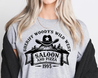 保安官ウッディのワイルド ウェスト サルーン アンド ピザ、ウッディ シャツ、保安官ウッディ シャツ、トイ ストーリー シャツ、ディズニー トイ ストーリー シャツ、トイ ストーリー ディズニー T シャツ