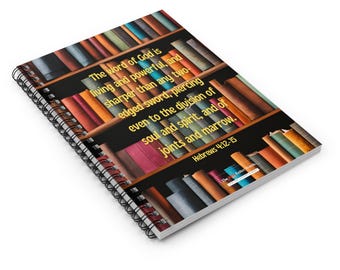 Op de afbeelding: Een spiraalgebonden notitieboek met een zwarte achtergrond en een boekenkast vol kleurrijke boeken. Het notitieboek bevat een citaat uit de Bijbel, Hebreeën 4:12-15, dat luidt: "Want het woord van God is levend en krachtig en scherper dan enig tweesnijdend zwaard, doordringend tot de scheiding van ziel en geest, van gewrichten en merg."