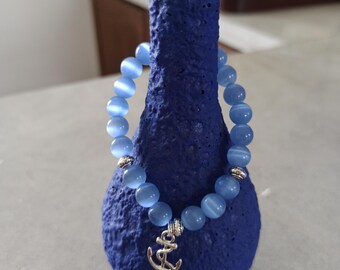 Pulsera artesanal de cuentas de cristal azul y pequeña tinta azul marino de metal plateado