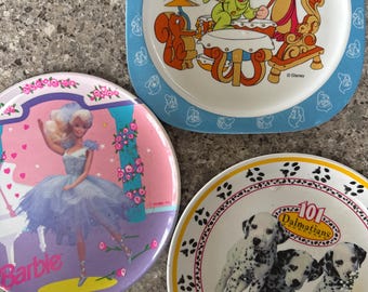 Vintage jaren 90 kinderpersonageborden Barbie, 101 Dalmatiërs en Disney Dopey Zak Selandia melamine serviesset
