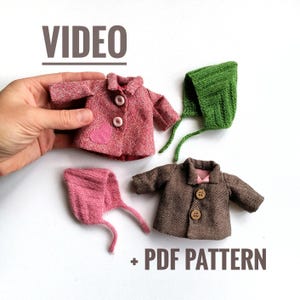 Könnte beinhalten: Ein Set aus zwei kleinen Strickjacken und drei Strickmützen. Die Jacken sind braun und rosa mit Knopfverschlüssen. Die Mützen sind grün, rosa und rosa. Das Bild enthält den Text "VIDEO + PDF PATTERN".
