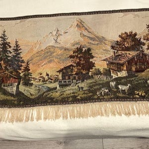 ヴィンテージドイツ製タペストリー壁掛け、165 x 64 cm | アルプスの山々とシャレーとヤギ | 1960年代の素朴な装飾 | ゴブラン織りの自然 | ラグ壁掛け
