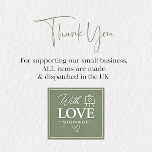 Op de afbeelding: Lichte achtergrond met de handgeschreven tekst "Thank You". Daaronder staat: "Voor het steunen van onze kleine onderneming, ALLE artikelen worden gemaakt en verzonden in het VK." Een groen vierkant bevat "With LOVE - SIGNAGE -" en een hart.