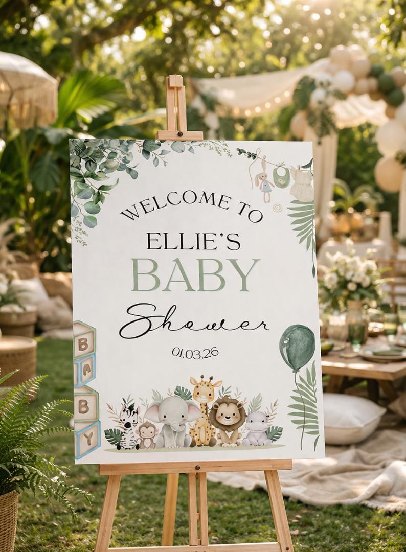 Pu&ograve; includere: Un cavalletto in legno espone un cartello per baby shower con la scritta "Welcome to Ellie's Baby Shower" e la data 01.03.26. Il cartello presenta illustrazioni di animali della giungla e vegetazione, con un palloncino verde.