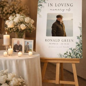 Peut inclure: Pr&eacute;sentation comm&eacute;morative avec un panneau sur chevalet, portant l'inscription &laquo;&nbsp;&Agrave; la m&eacute;moire affectueuse de Ronald Green&nbsp;&raquo;. Le panneau comprend une photo et est orn&eacute; de verdure. Roses blanches et bougies sur une table.