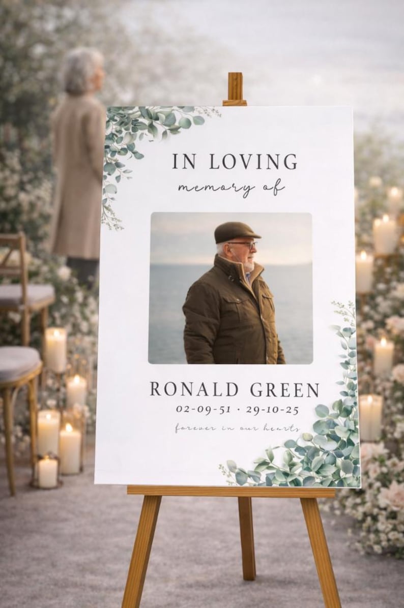 Peut inclure: Panneau comm&eacute;moratif sur chevalet en bois. Le panneau indique &laquo;&nbsp;&Agrave; la m&eacute;moire affectueuse de&nbsp;&raquo; au-dessus d'une photo d'un homme. Sous la photo se trouvent le nom &laquo;&nbsp;RONALD GREEN&nbsp;&raquo; et des dates. De la verdure et des bougies entourent le panneau.