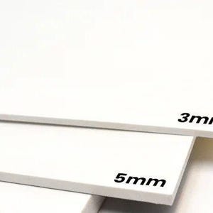 Peut inclure: Deux panneaux de mousse blancs, l'un de 3 mm d'&eacute;paisseur et l'autre de 5 mm, sont superpos&eacute;s. L'&eacute;paisseur de chaque panneau est indiqu&eacute;e en texte noir. Id&eacute;al pour le mod&eacute;lisme et les pr&eacute;sentations.