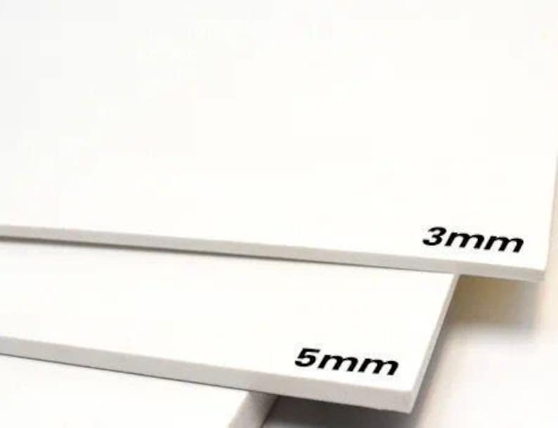 Peut inclure: Deux panneaux de mousse blancs, l'un de 3 mm d'&eacute;paisseur et l'autre de 5 mm, sont superpos&eacute;s. L'&eacute;paisseur de chaque panneau est indiqu&eacute;e en texte noir. Id&eacute;al pour le mod&eacute;lisme et les pr&eacute;sentations.