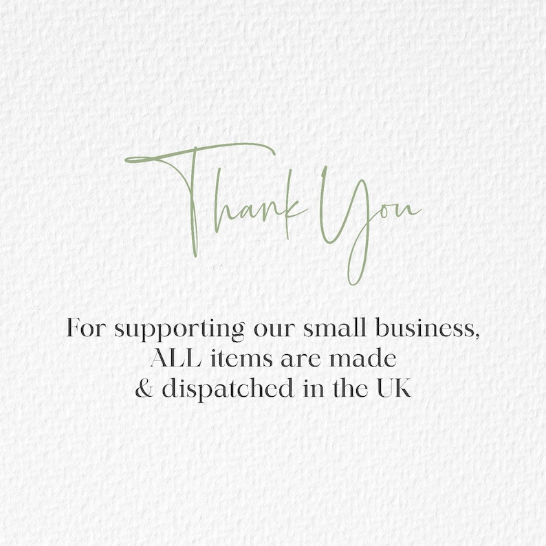 K&ouml;nnte beinhalten: Eine wei&szlig;e Karte mit strukturierter Oberfl&auml;che, die den salbeigr&uuml;nen Schreibschrifttext Thank You zeigt. Darunter steht in schwarzer Schrift: For supporting our small business, ALL items are made & dispatched in the UK. Das Design ist zentriert.