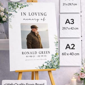 Peut inclure: Panneau comm&eacute;moratif sur chevalet, avec photo et texte "IN LOVING memory of RONALD GREEN". Tailles disponibles : A4 (21 x 29,7 cm), A3 (29,7 x 42 cm) et A2 (60 x 40 cm). Panneau en mousse de haute qualit&eacute;, options d'&eacute;paisseur 3 mm et 5 mm.