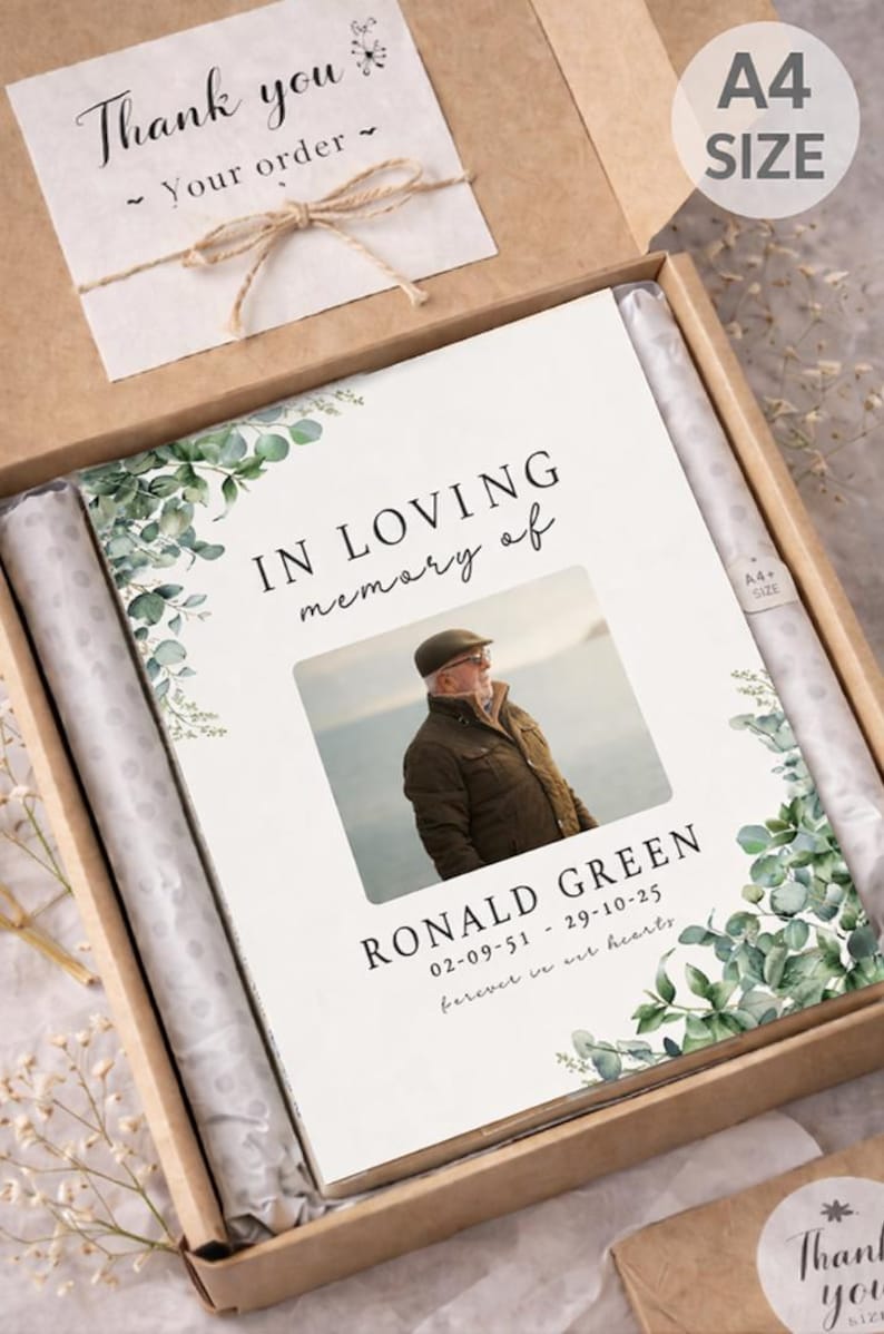 Peut inclure: Album photo de deuil de format A4 dans une bo&icirc;te en carton kraft. La couverture de l'album indique &laquo; IN LOVING memory of &raquo; et pr&eacute;sente une photo, un nom et des dates. La bo&icirc;te comprend une carte &laquo; Merci &raquo;.