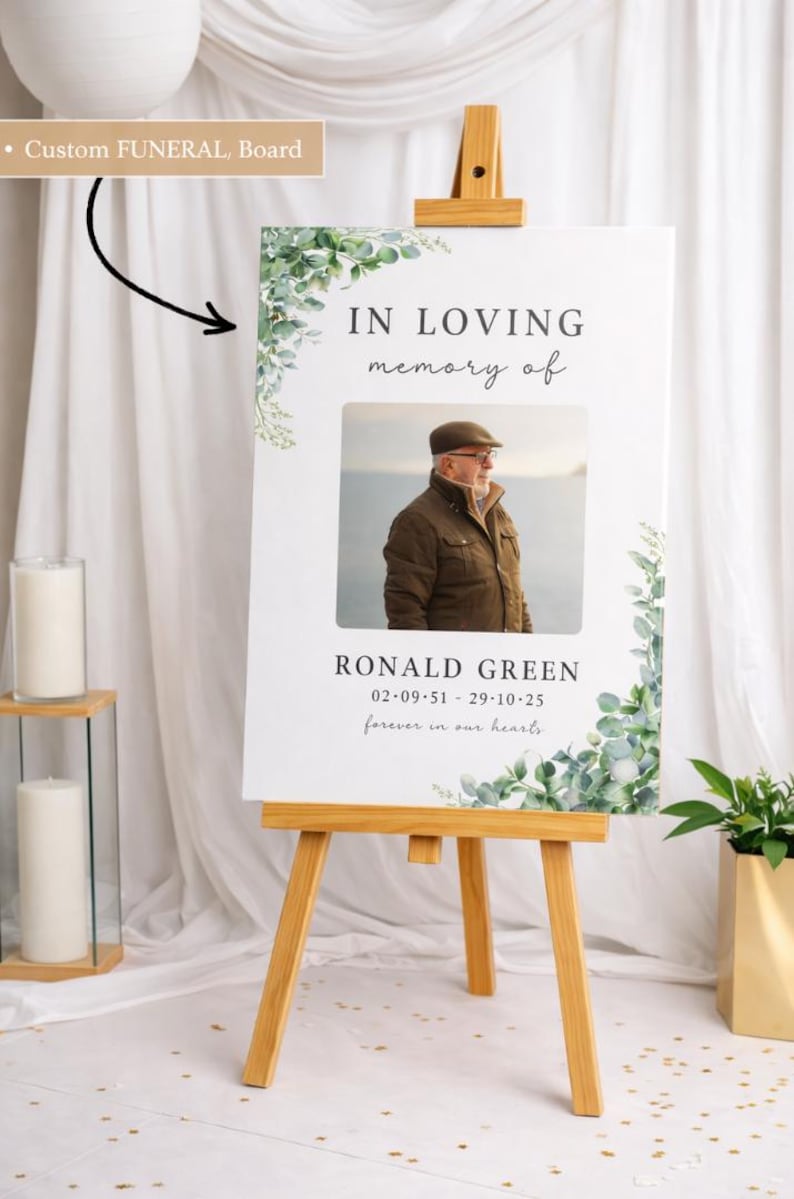 Peut inclure: Un chevalet en bois pr&eacute;sente un panneau comm&eacute;moratif avec le texte "IN LOVING memory of" et une photo d'un homme. Le panneau comprend le nom "RONALD GREEN" et des dates, encadr&eacute;s de verdure. Les mots "forever in our hearts" sont &eacute;galement pr&eacute;sents.