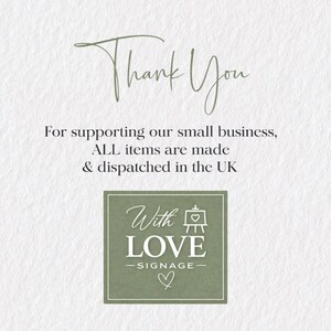 Peut inclure: Fond clair avec l'inscription manuscrite "Thank You". En dessous, le texte indique "Pour soutenir notre petite entreprise, TOUS les articles sont fabriqu&eacute;s et exp&eacute;di&eacute;s au Royaume-Uni". Un carr&eacute; vert contient "With LOVE - SIGNAGE -" et un c&oelig;ur.