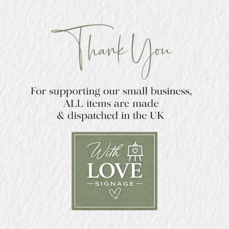 Peut inclure: Fond clair avec l'inscription manuscrite "Thank You". En dessous, le texte indique "Pour soutenir notre petite entreprise, TOUS les articles sont fabriqu&eacute;s et exp&eacute;di&eacute;s au Royaume-Uni". Un carr&eacute; vert contient "With LOVE - SIGNAGE -" et un c&oelig;ur.