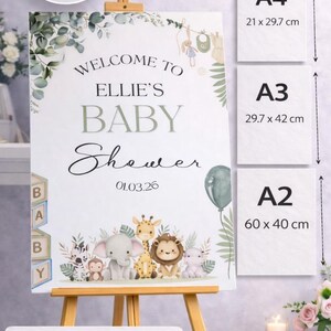 Pu&ograve; includere: Un cartello per baby shower su un cavalletto con la scritta "Welcome to Ellie's Baby Shower". Il cartello presenta un tema di animali della savana ed &egrave; disponibile nei formati A4 (21 x 29,7 cm), A3 (29,7 x 42 cm) e A2 (60 x 40 cm).