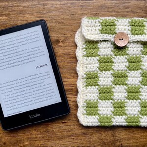 Checkered Crochet Kindle Sleeve, Handmade Kindle Cover, Bookish Gifts, E-reader Cover, Book Nerd Gifts