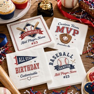 Könnte beinhalten: Vier weiße Papierservietten mit Baseball-Motiven. Die Designs zeigen einen Baseball mit Schlägern, einen Handschuh mit Ball, einen Wimpel mit dem Text All Star Birthday und einen Baseball mit dem Text Baseball Champion, alle mit anpassbarem Text.