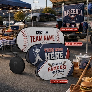 Może przedstawiać: Trzy banery pop-up o tematyce baseballowej z niestandardowym tekstem i logo. Największy baner ma wymiary 100 x 200 cm, środkowy baner ma wymiary 75 x 150 cm, a najmniejszy 70 x 120 cm. Widoczna jest również flaga baseballowa i czapka baseballowa.
