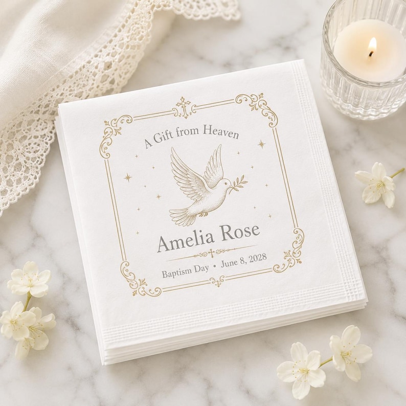 Puede incluir: Una servilleta de papel cuadrada blanca con un borde decorativo dorado, una ilustraci&oacute;n central de una paloma con una rama de olivo y el texto A Gift from Heaven, Amelia Rose y Baptism Day June 8, 2028 impreso en tinta gris y dorada.