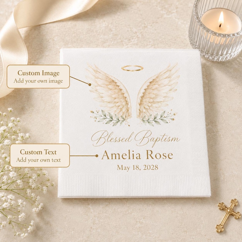 Op de afbeelding: Een witte vierkante papieren servet met een gouden halo en beige engelvleugels boven groene bladeren. De tekst luidt Blessed Baptism, Amelia Rose en May 18, 2028. Twee tekstvakken geven de gebieden aan voor aangepaste afbeelding en tekst.