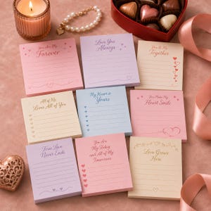Könnte beinhalten: Eine Sammlung pastellfarbener Haftnotizen mit romantischen Phrasen wie "You Are My Forever" und "Love You Always." Jede Notiz hat einen linierten Bereich zum Schreiben und dekorative Herzakzente. Ideal zum Verschenken.