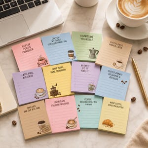 Könnte beinhalten: Eine Sammlung bunter Haftnotizen mit Kaffee-Illustrationen und Sprüchen wie "Coffee Focus Conquer" und "Espresso Yourself". Die Notizen sind auf einer hellen Oberfläche in der Nähe eines Laptops und einer Tasse Kaffee angeordnet.