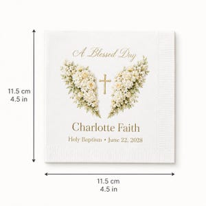 Op de afbeelding: Een vierkant wit papieren servet van 11,5 cm bij 11,5 cm. Het is voorzien van een goudkleurig kruis tussen twee bloemstukken, met de tekst A Blessed Day, Charlotte Faith, Holy Baptism en June 22, 2028 in goudkleurige letters.