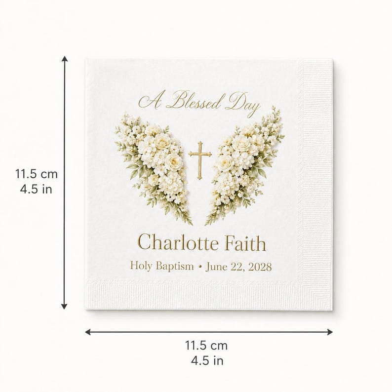 Op de afbeelding: Een vierkant wit papieren servet van 11,5 cm bij 11,5 cm. Het is voorzien van een goudkleurig kruis tussen twee bloemstukken, met de tekst A Blessed Day, Charlotte Faith, Holy Baptism en June 22, 2028 in goudkleurige letters.