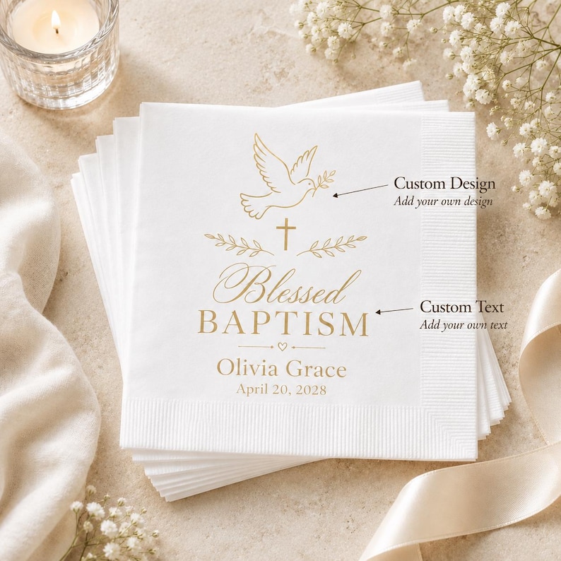 Puede incluir: Una pila de servilletas de papel cuadradas blancas con impresi&oacute;n en l&aacute;mina dorada. El dise&ntilde;o incluye una paloma, una cruz y el texto "Blessed BAPTISM", "Olivia Grace" y "April 20, 2028". Flechas se&ntilde;alan el dise&ntilde;o y el texto con etiquetas.
