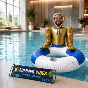 Puede incluir: Un flotador inflable dorado con forma de superhéroe con un anillo azul y blanco. Un cartel muestra "SUMMER VIBES" con un sol y olas. El flotador está en una piscina con una persona dentro.