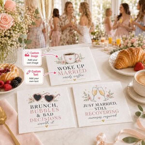Op de afbeelding: Drie vierkante witte papieren servetten met gedrukte illustraties en tekst. Eén servet toont een koffiekopje met de tekst WOKE UP MARRIED needs coffee. Een andere toont een hartvormige zonnebril met BRUNCH, BUBBLES & BAD DECISIONS worth it. De derde toont twee champagneglazen met JUST MARRIED, STILL RECOVERING mimosas required.