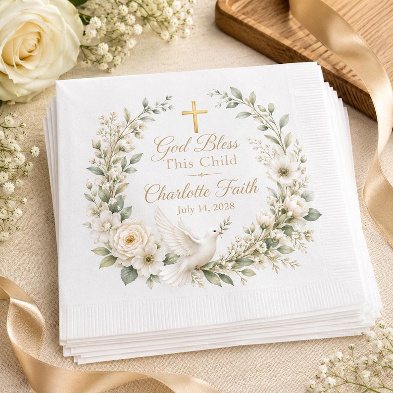 Puede incluir: Una pila de servilletas de papel cuadradas blancas con una corona floral impresa en tonos verdes y blancos. El dise&ntilde;o incluye una cruz dorada, una paloma blanca y el texto God Bless This Child, Charlotte Faith, July 14, 2028.