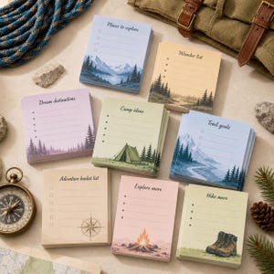 Può includere: Una collezione di blocchi per appunti colorati con illustrazioni a tema outdoor e testo. I blocchi presentano immagini di montagne, foreste e un falò. Il testo include "Places to explore", "Wander list" e "Hike more".